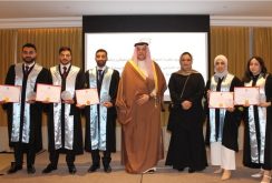 السفير آل خليفة يستضيف حفل تخريج الطلاب البحرينيين المتفوقين وبستقبل سفير سلطنة عمان