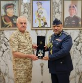 جلالة الملك عبدالله الثاني يمنح وسام الأردن العسكري من الدرجة الثانية على الملحق العسكري العماني